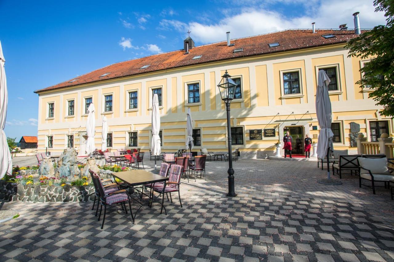 Hotel & Restoran Dvorac Gjalski Zabok Esterno foto